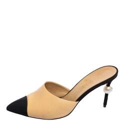 Pre Owned حذاء سلايد شانيل كانفاس وجلد أسود/ بيج سليب أون كعب مزخرف لؤلؤ صناعي سي سي مقاس 38.5