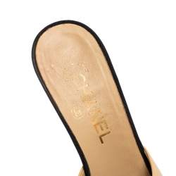 Pre Owned حذاء سلايد شانيل كانفاس وجلد أسود/ بيج سليب أون كعب مزخرف لؤلؤ صناعي سي سي مقاس 38.5