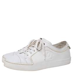 مملوكة مسبقًا حذاء رياضي شانيل جلد ومطاط أبيض رباط علوي مزين سي سي مقاس 38