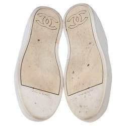 مملوكة مسبقًا حذاء رياضي شانيل جلد ومطاط أبيض رباط علوي مزين سي سي مقاس 38