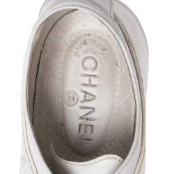 مملوكة مسبقًا حذاء رياضي شانيل جلد ومطاط أبيض رباط علوي مزين سي سي مقاس 38