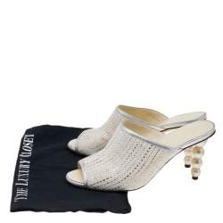 مملوكة مسبقًا صندل سلايد شانيل كعب لؤلؤ سي سي جلد وتويد فضي/ أبيض مقاس 38