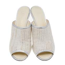 مملوكة مسبقًا صندل سلايد شانيل كعب ل ؤلؤ سي سي جلد وتويد فضي/ أبيض مقاس 38