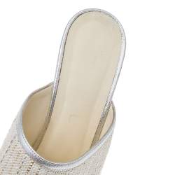مملوكة مسبقًا صندل سلايد شانيل كعب لؤلؤ سي سي جلد وتويد فضي/ أبيض مقاس 38