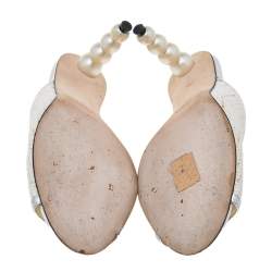 مملوكة مسبقًا صندل سلايد شانيل كعب لؤلؤ سي سي جلد وتويد فضي/ أبيض مقاس 38