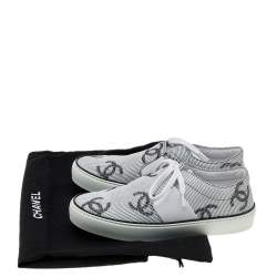 مملوكة مسبقًا حذاء رياضي شانيل منخفض من أعلي سي سي جلد أبيض مقاس 36.5