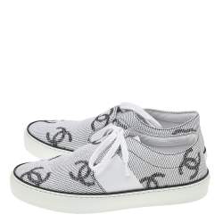 مملوكة مسبقًا حذاء رياضي شانيل منخفض من أعلي سي سي جلد أبيض مقاس 36.5