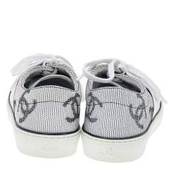 مملوكة مسبقًا حذاء رياضي شانيل منخفض من أعلي سي سي جلد أبيض مقاس 36.5