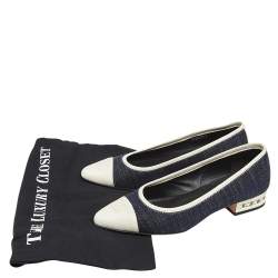 Pre Owned حذاء باليرينا فلات شانيل جلد ودنيم أزرق/أبيض غطاء مقدمة CC بفيونكة مقاس 38