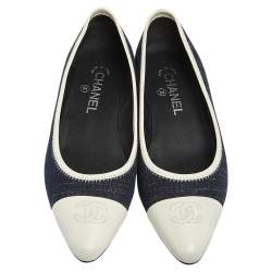 Pre Owned حذاء باليرينا فلات شانيل جلد ودنيم أزرق/أبيض غطاء مقدمة CC بفيونكة مقاس 38