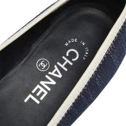 Pre Owned حذاء باليرينا فلات شانيل جلد ودنيم أزرق/أبيض غطاء مقدمة CC بفيونكة مقاس 38