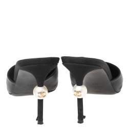 Pre Owned حذاء سلايد شانيل جلد أسود مقدمة مدببة كعب مزين لؤلؤ وشعار الماركة سي سي مقاس 39