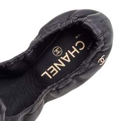 مملوكة مسبقًا حذاء باليرينا فلات شانيل جلد أسود مزين زهرة كاميليا مقاس 36