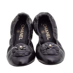 مملوكة مسبقًا حذاء باليرينا فلات شانيل جلد أسود مزين زهرة كاميليا مقاس 36