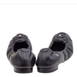 مملوكة مسبقًا حذاء باليرينا فلات شانيل جلد أسود مزين زهرة كاميليا مقاس 36