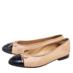 مملوكة مسبقًا Chanel Beige/Black Leather CC Cap Toe Bow Ballet Flats Size 40 