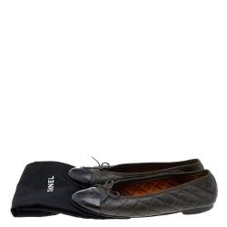 مملوكة مسبقًا Chanel Grey/Black Quilted Leather CC Cap Toe Bow Ballet Flats Size 40.5