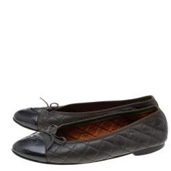 مملوكة مسبقًا Chanel Grey/Black Quilted Leather CC Cap Toe Bow Ballet Flats Size 40.5