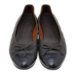 مملوكة مسبقًا Chanel Grey/Black Quilted Leather CC Cap Toe Bow Ballet Flats Size 40.5