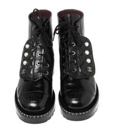 مملوكة مسبقًا Chanel Black Quilted Leather CC Pearl Detail Ankle Boots Size 38.5
