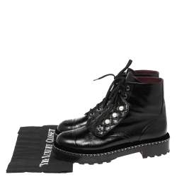 مملوكة مسبقًا Chanel Black Quilted Leather CC Pearl Detail Ankle Boots Size 38.5