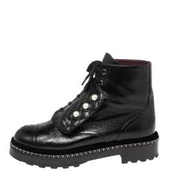 مملوكة مسبقًا Chanel Black Quilted Leather CC Pearl Detail Ankle Boots Size 38.5
