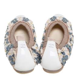 Pre Owned Chanel White Flower Embellished Mesh Fabric and Patent Leather Cap-Toe Scrunch Ballet Flats Size 40
