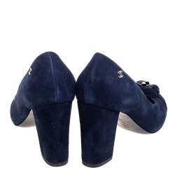 مملوكة مسبقًا حذاء كعب عالي شانيل كاميليا سويدي أزرق كحلي بنعل مربع سميك مقاس 38.5