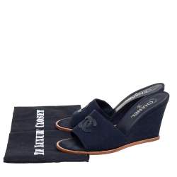 Pre Owned حذاء سلايد شانيل كعب روكي سي سي كانفاس كحلي مقاس 40