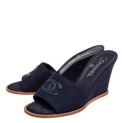 Pre Owned حذاء سلايد شانيل كعب روكي سي سي كانفاس كحلي مقاس 40