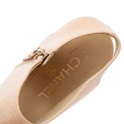 مملوكة مسبقًا Chanel Beige/Black Patent And Leather Wide Ankle Strap Sandals Size 37.5