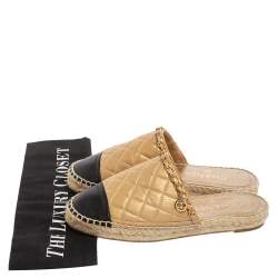 مملوكة مسبقًا صندل فلات مولز شانيل وجلد مبطنة أسود/ ذهبي ميتالك مقاس 36