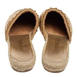 مملوكة مسبقًا صندل فلات مولز شانيل وجلد مبطنة أسود/ ذهبي ميتالك مقاس 36