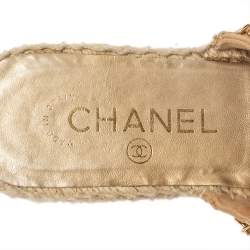 مملوكة مسبقًا صندل فلات مولز شانيل وجلد مبطنة أسود/ ذهبي ميتالك مقاس 36