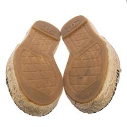 مملوكة مسبقًا صندل فلات مولز شانيل وجلد مبطنة أسود/ ذهبي ميتالك مقاس 36