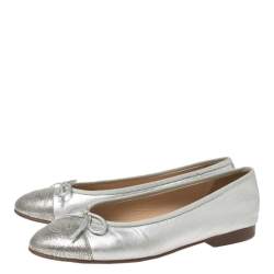 Pre Owned حذاء باليرينا فلات شانيل جلد فضي مقدمة فضية مزينة سي سي بفيونكة مقاس 37