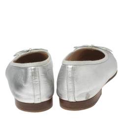 Pre Owned حذاء باليرينا فلات شانيل جلد فضي مقدمة فضية مزينة سي سي بفيونكة مقاس 37