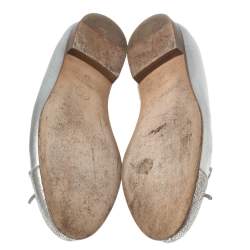 Pre Owned حذاء باليرينا فلات شانيل جلد فضي مقدمة فضية مزينة سي سي بفيونكة مقاس 37