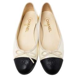 مملوكة مسبقًا Chanel Cream/Black Patent And Leather CC Bow Cap Toe Ballet Flats Size 37