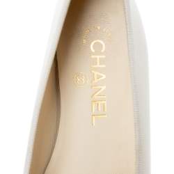مملوكة مسبقًا Chanel Cream/Black Patent And Leather CC Bow Cap Toe Ballet Flats Size 37