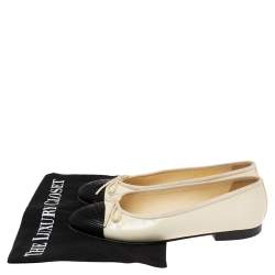 مملوكة مسبقًا Chanel Cream/Black Patent And Leather CC Bow Cap Toe Ballet Flats Size 37