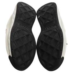 مملوكة مسبقًا حذاء رياضي شانيل قماش وسويدي أبيض / أسود سي سي عنق منخفض مقاس 38.5 