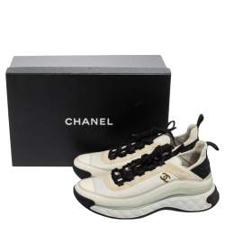 مملوكة مسبقًا حذاء رياضي شانيل قماش وسويدي أبيض / أسود سي سي عنق منخفض مقاس 38.5 