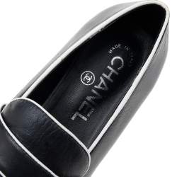 مملوكة مسبقًا حذاء لوفرز شانيل سليب أون غطاء مقدمة سي سي جلد أبيض/ أسود مقاس 37