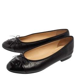 مملوكة مسبقًا Chanel Black Leather And Patent CC Cap-Toe Bow Ballet Flats Size 37.5
