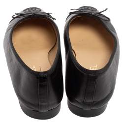 مملوكة مسبقًا Chanel Black Leather And Patent CC Cap-Toe Bow Ballet Flats Size 37.5