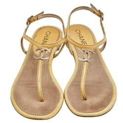 مملوكة مسبقًا صندل بإصبع شانيل جلد أصفر لامع بشعار ماركة سي سي سير حرف تي مقاس 37