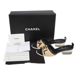 مملوكة مسبقًا صندل سلايد شانيل شعار جلد بيج/ أسود مقاس 35.5