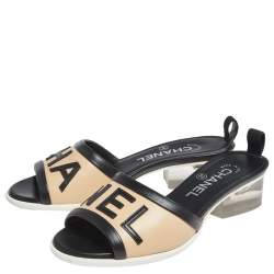 مملوكة مسبقًا صندل سلايد شانيل شعار جلد بيج/ أسود مقاس 35.5