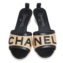 مملوكة مسبقًا صندل سلايد شانيل شعار جلد بيج/ أسود مقاس 35.5